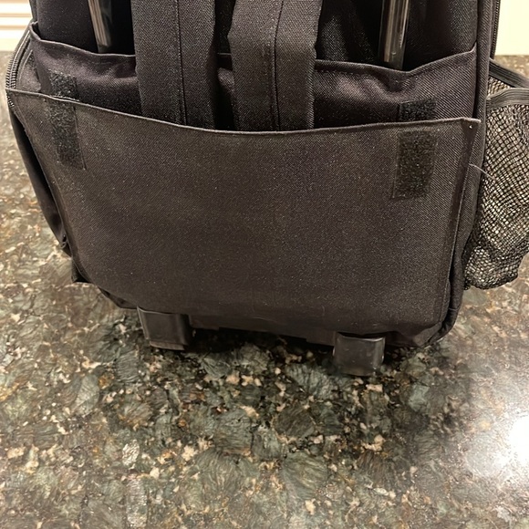 Gatorade Roller bag - black - good condition - 21 inches high - Picture 4 of 9